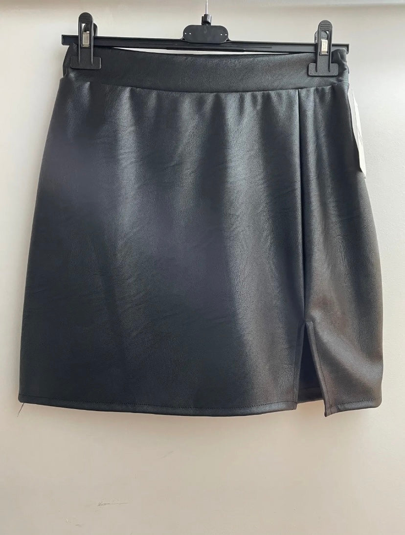 Short black faux leather skirt with side split,